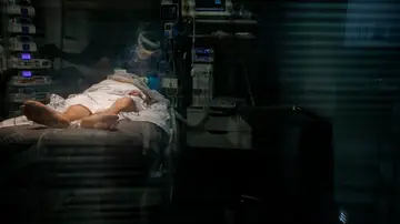 Paciente ingresado en UCI junto a un sanitario Paciente ingresado en UCI junto a un sanitario