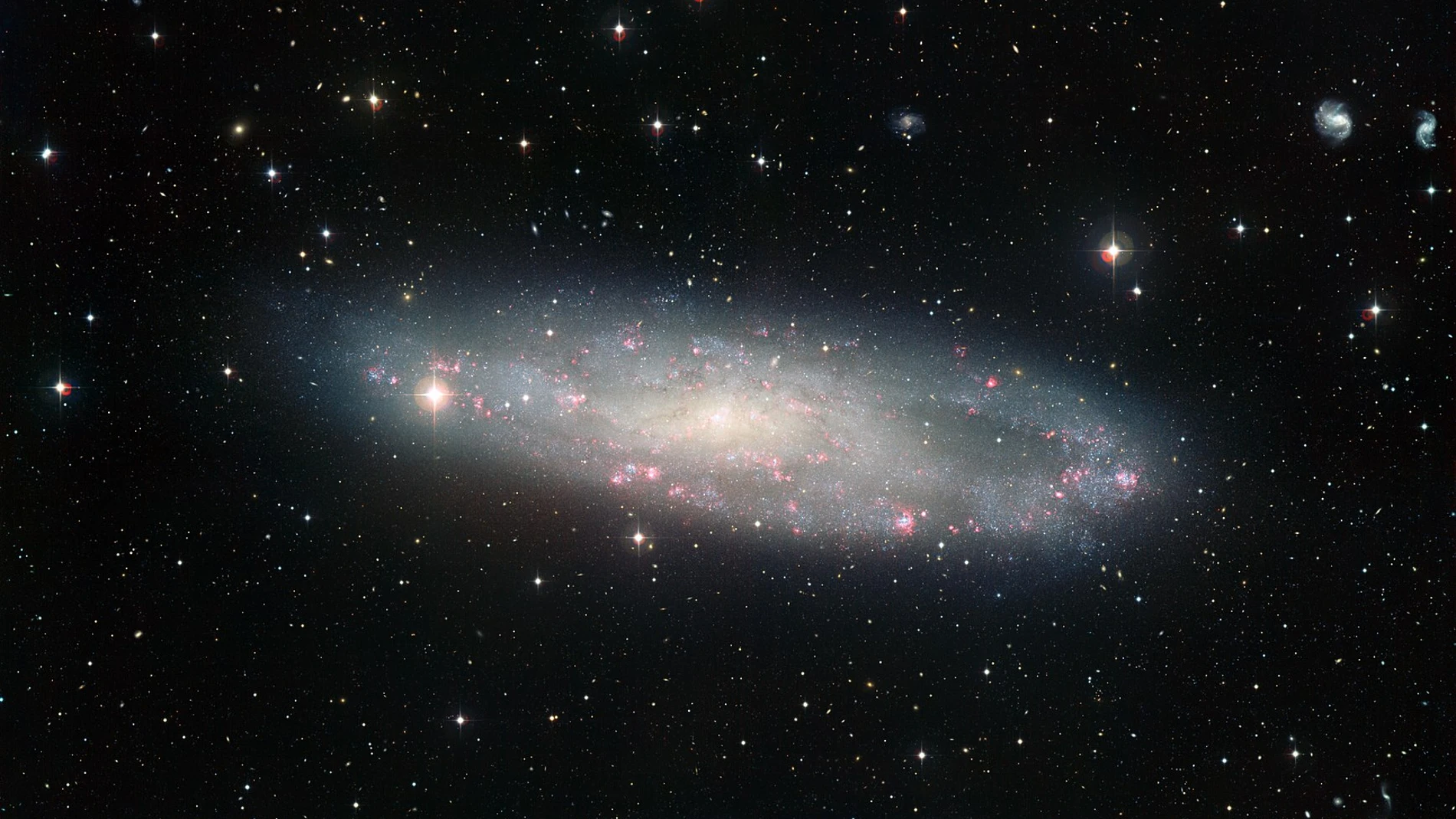 Imagen de la galaxia NGC 247, una de las más cercanas a la Vía Láctea, también en Exotica Catalogue. Imagen de la galaxia NGC 247, una de las más cercanas a la Vía Láctea, también en Exotica Catalogue.