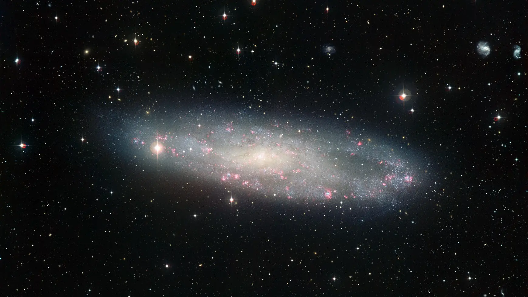 Imagen de la galaxia NGC 247, una de las más cercanas a la Vía Láctea, también en Exotica Catalogue. Imagen de la galaxia NGC 247, una de las más cercanas a la Vía Láctea, también en Exotica Catalogue.