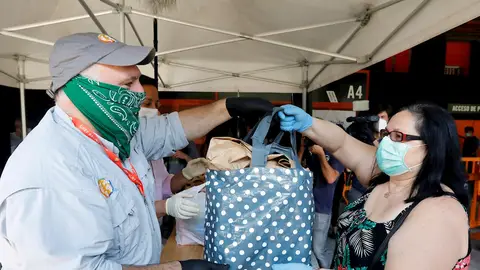 El cocinero José Andrés participa en el reparto de menús que World Central Kitchen y otras entidades efectúan a personas afectadas por la crisis económica y social derivada de la pandemia por coronavirus. El cocinero José Andrés participa en el reparto de menús que World Central Kitchen y otras entidades efectúan a personas afectadas por la crisis económica y social derivada de la pandemia por coronavirus.