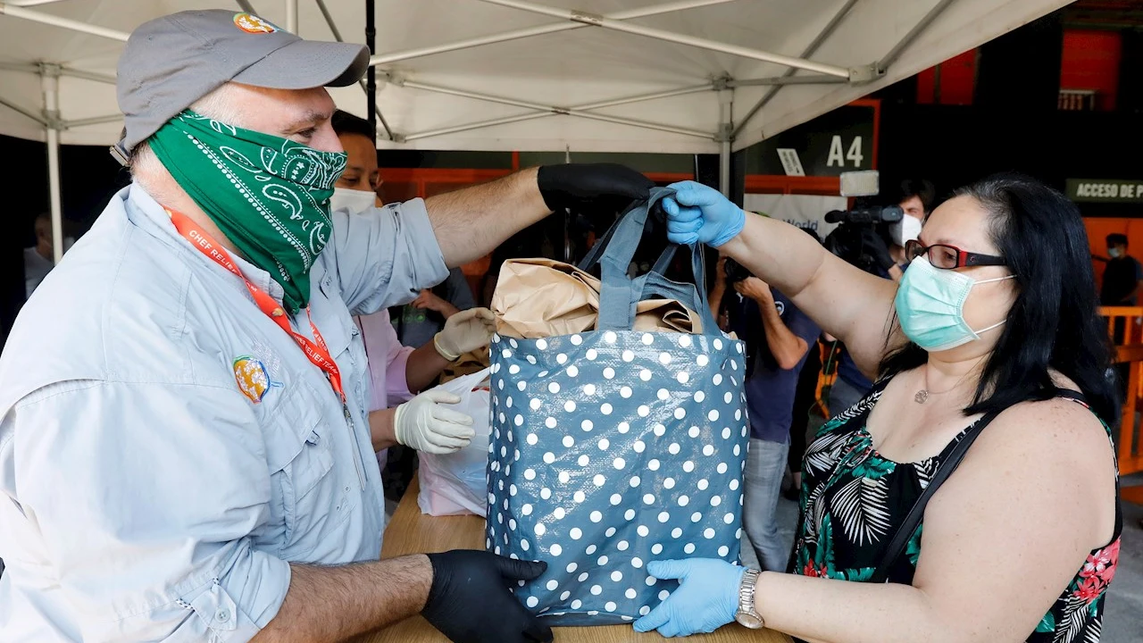 El cocinero Jos&eacute; Andr&eacute;s participa en el reparto de men&uacute;s que World Central Kitchen y otras entidades efect&uacute;an a personas afectadas por la crisis econ&oacute;mica y social derivada de la pandemia por coronavirus.