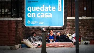 "Quédate en casa" en un letrero "Quédate en casa" en un letrero