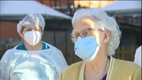 Una de las primeras personas en recibir la vacuna del coronavirus Una de las primeras personas en recibir la vacuna del coronavirus