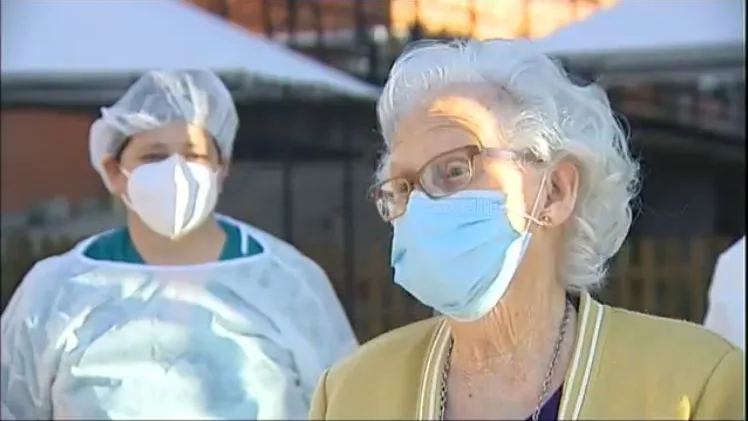 Una de las primeras personas en recibir la vacuna del coronavirus Una de las primeras personas en recibir la vacuna del coronavirus