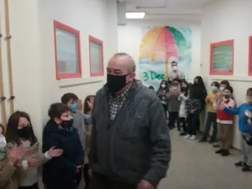 Liso, conserje del colegio de Carballo que se jubila Liso, conserje del colegio de Carballo que se jubila