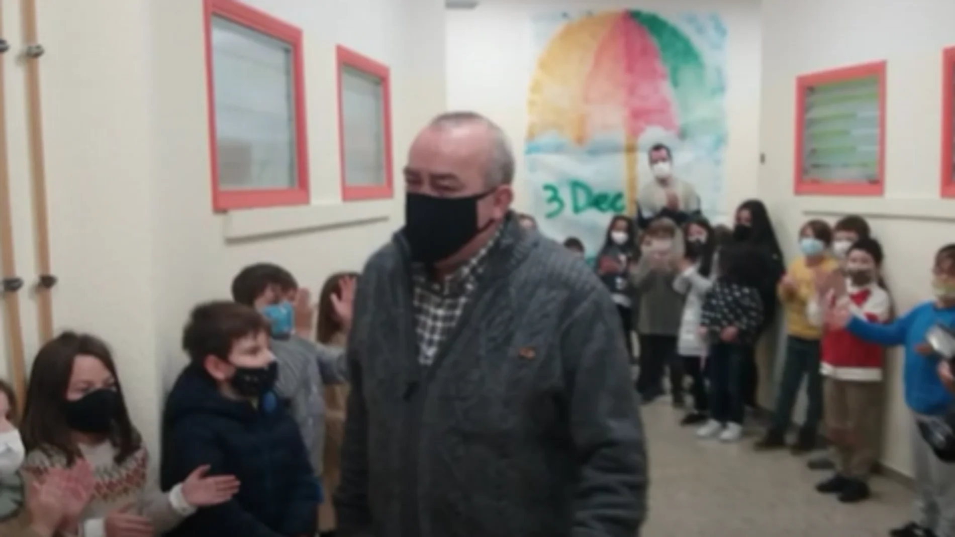 Liso, conserje del colegio de Carballo que se jubila Liso, conserje del colegio de Carballo que se jubila