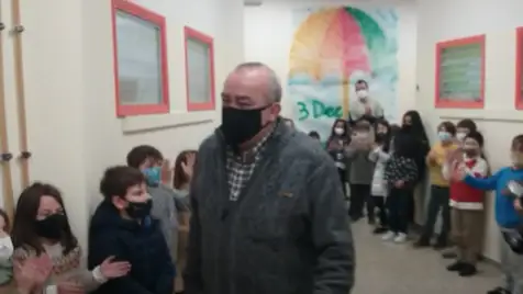 Liso, conserje del colegio de Carballo que se jubila