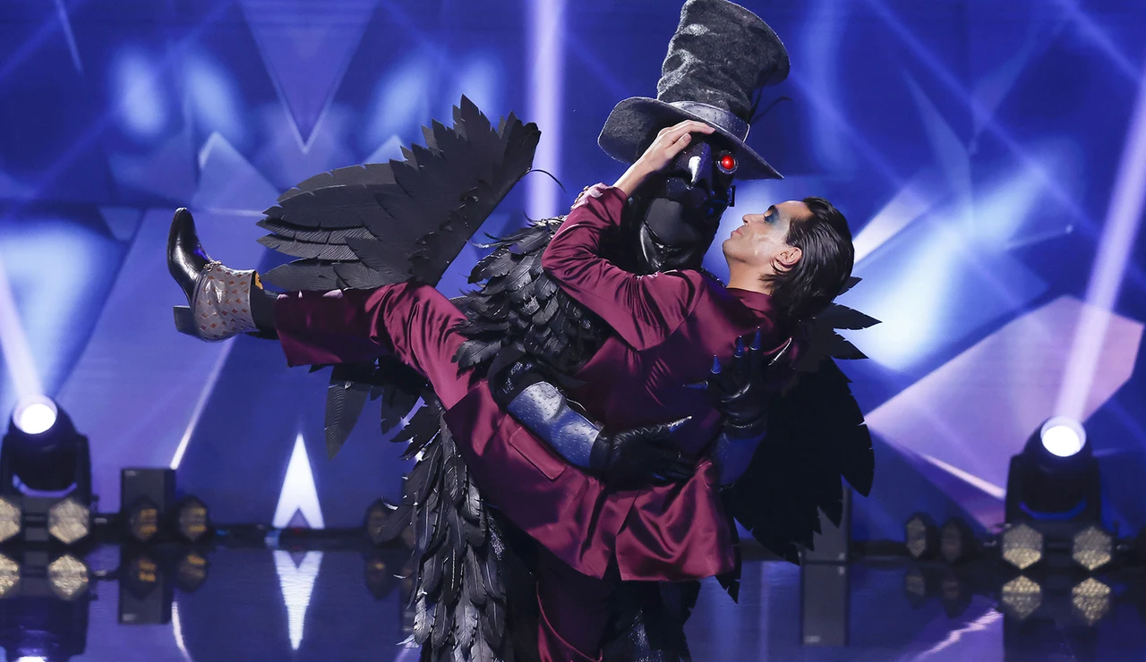 El beso más esperado entre Javier Ambrossi y el Cuervo en 'Mask Singer'