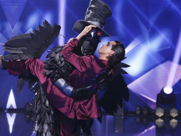 El beso más esperado entre Javier Ambrossi y el Cuervo en 'Mask Singer'