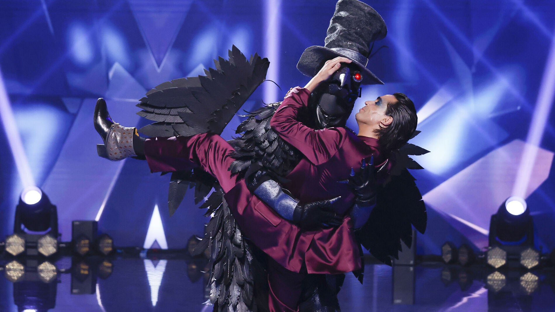 El beso m&aacute;s esperado entre Javier Ambrossi y el Cuervo en 'Mask Singer'