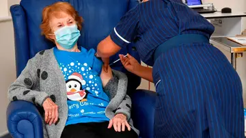 Primera mujer vacunada contra el coronavirus Primera mujer vacunada contra el coronavirus