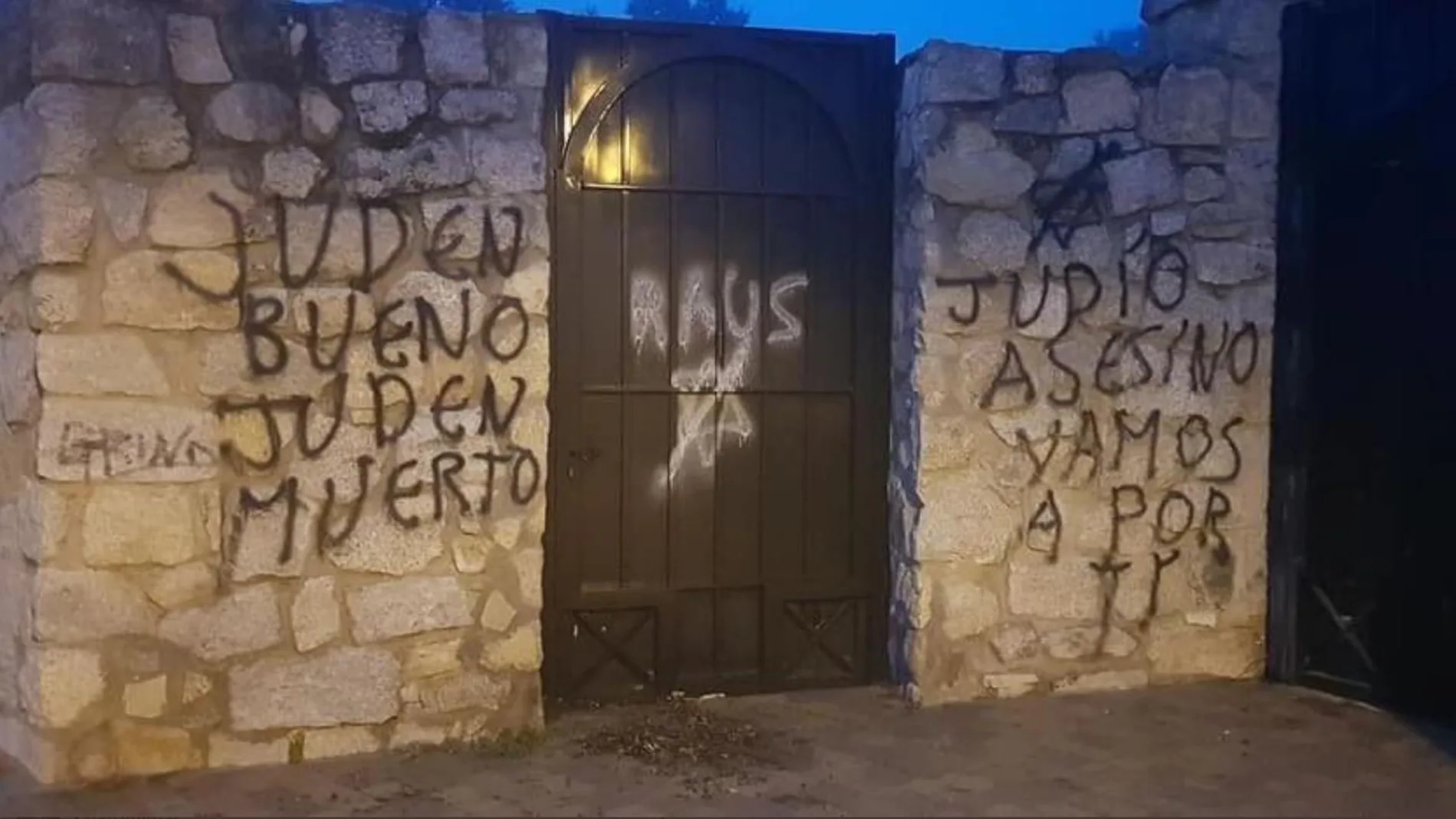 Pintadas antisemitas cementerio judío de Madrid Pintadas antisemitas cementerio judío de Madrid