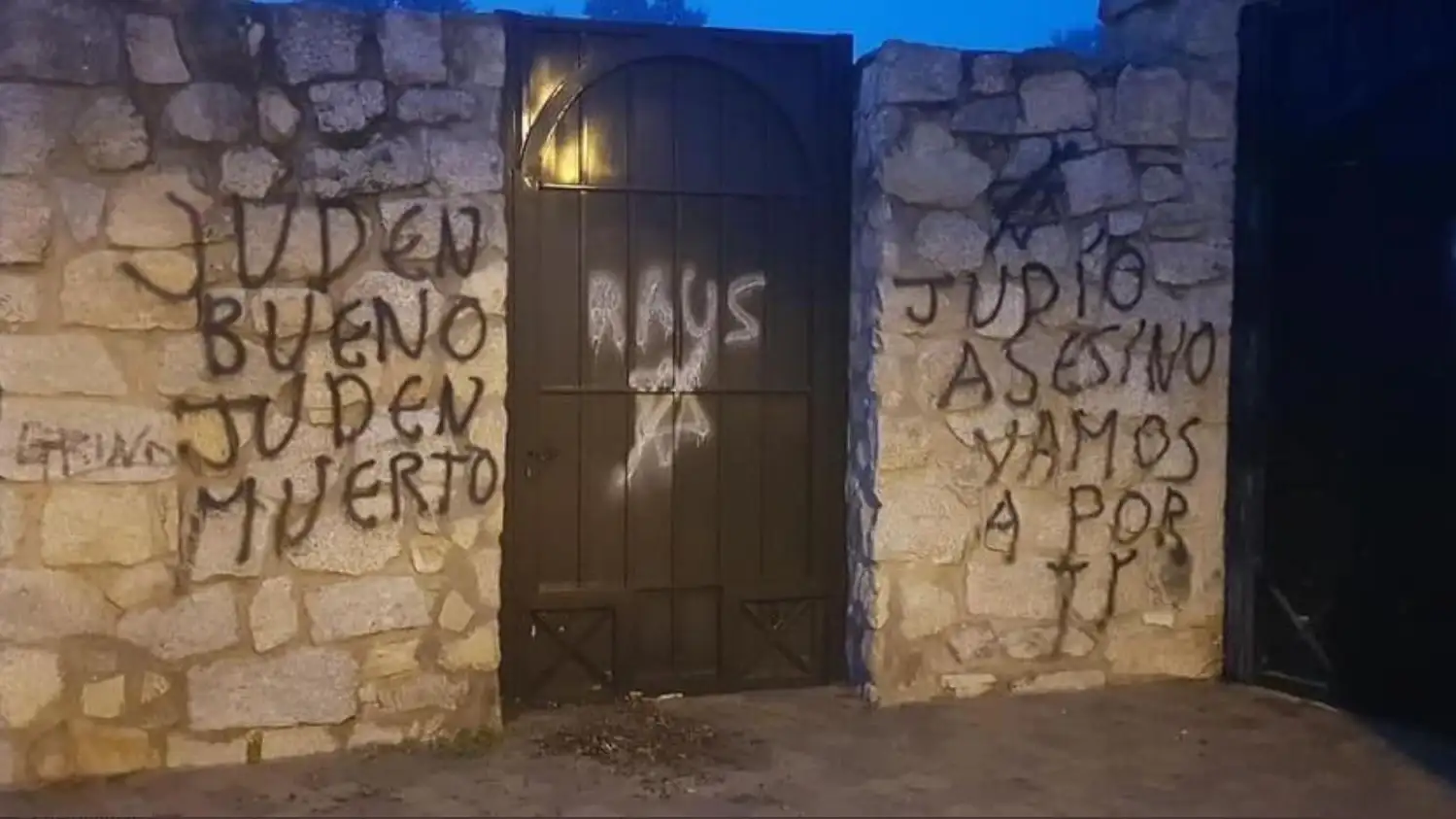 Pintadas antisemitas cementerio judío de Madrid Pintadas antisemitas cementerio judío de Madrid