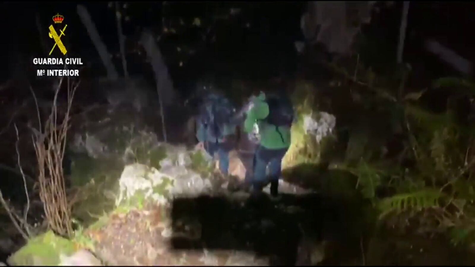 Rescatan a una familia en un monte de Cantabria tras pasar la noche a la intemperie