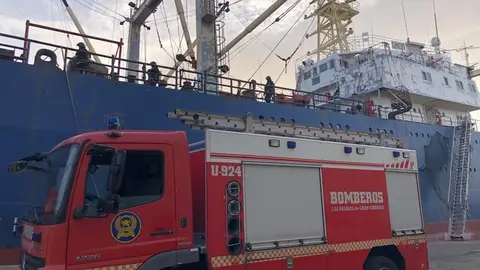 Incendio del pesquero ruso en Las Palmas. Tres personas fallecidas Incendio del pesquero ruso en Las Palmas. Tres personas fallecidas