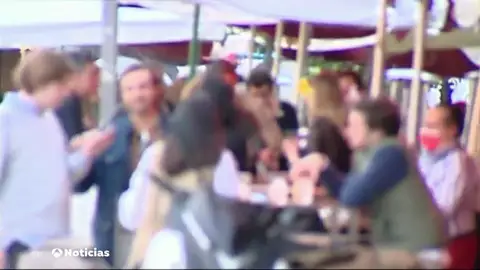 Aglomeraciones en varias comunidades autónomas celebrando la ‘Tardebuena' sin mascarilla ni distancia de seguridad Aglomeraciones en varias comunidades autónomas celebrando la ‘Tardebuena' sin mascarilla ni distancia de seguridad