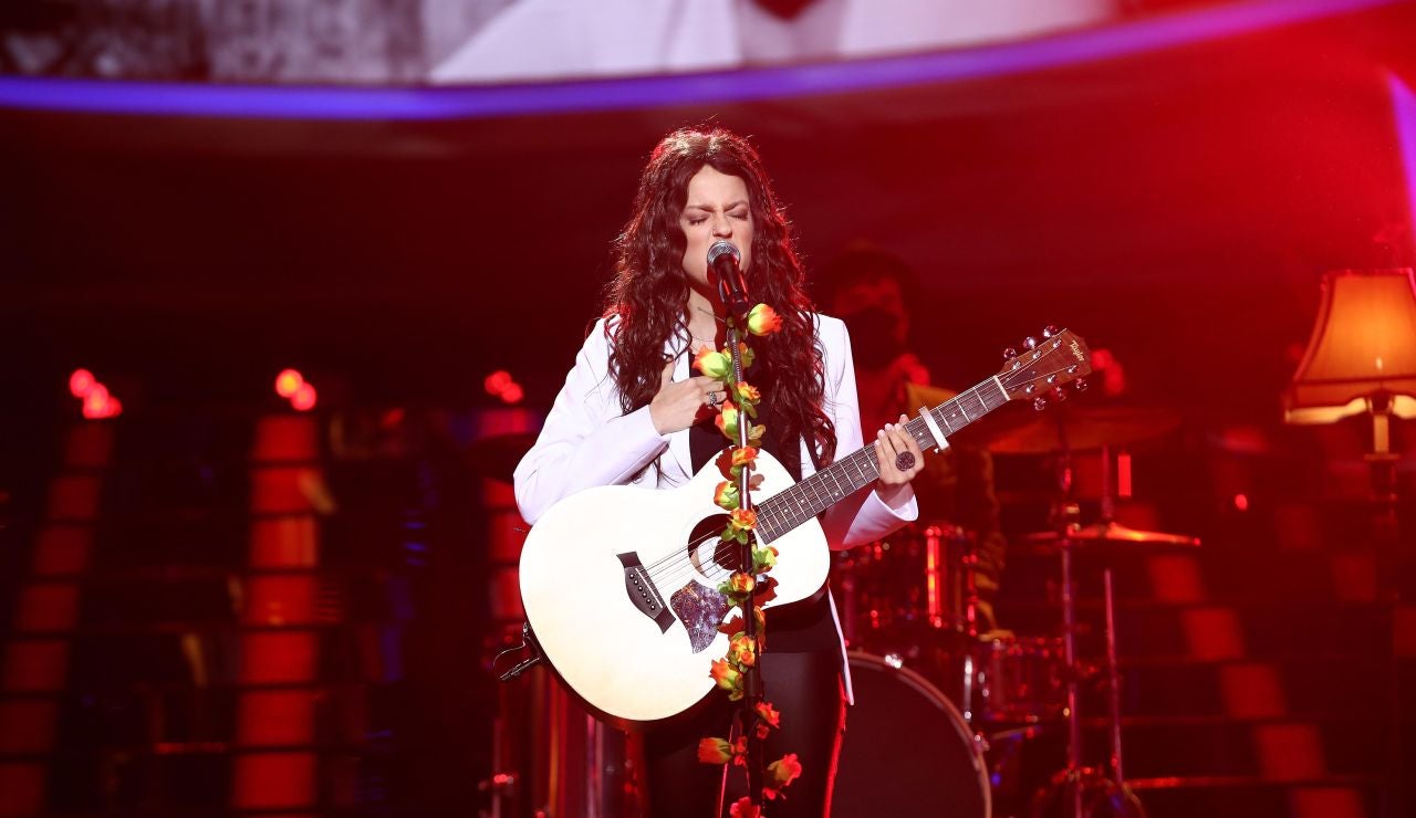 Nerea Rodríguez brilla como Joy, de Jesse y Joy, tocando la guitarra en directo en ‘Corre’