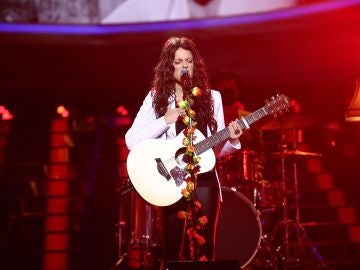 Nerea Rodríguez brilla como Joy, de Jesse y Joy, tocando la guitarra en directo en ‘Corre’