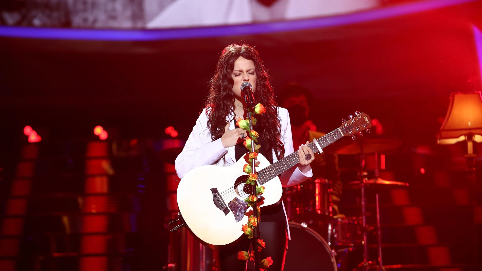 Nerea Rodríguez brilla como Joy, de Jesse y Joy, tocando la guitarra en directo en ‘Corre’