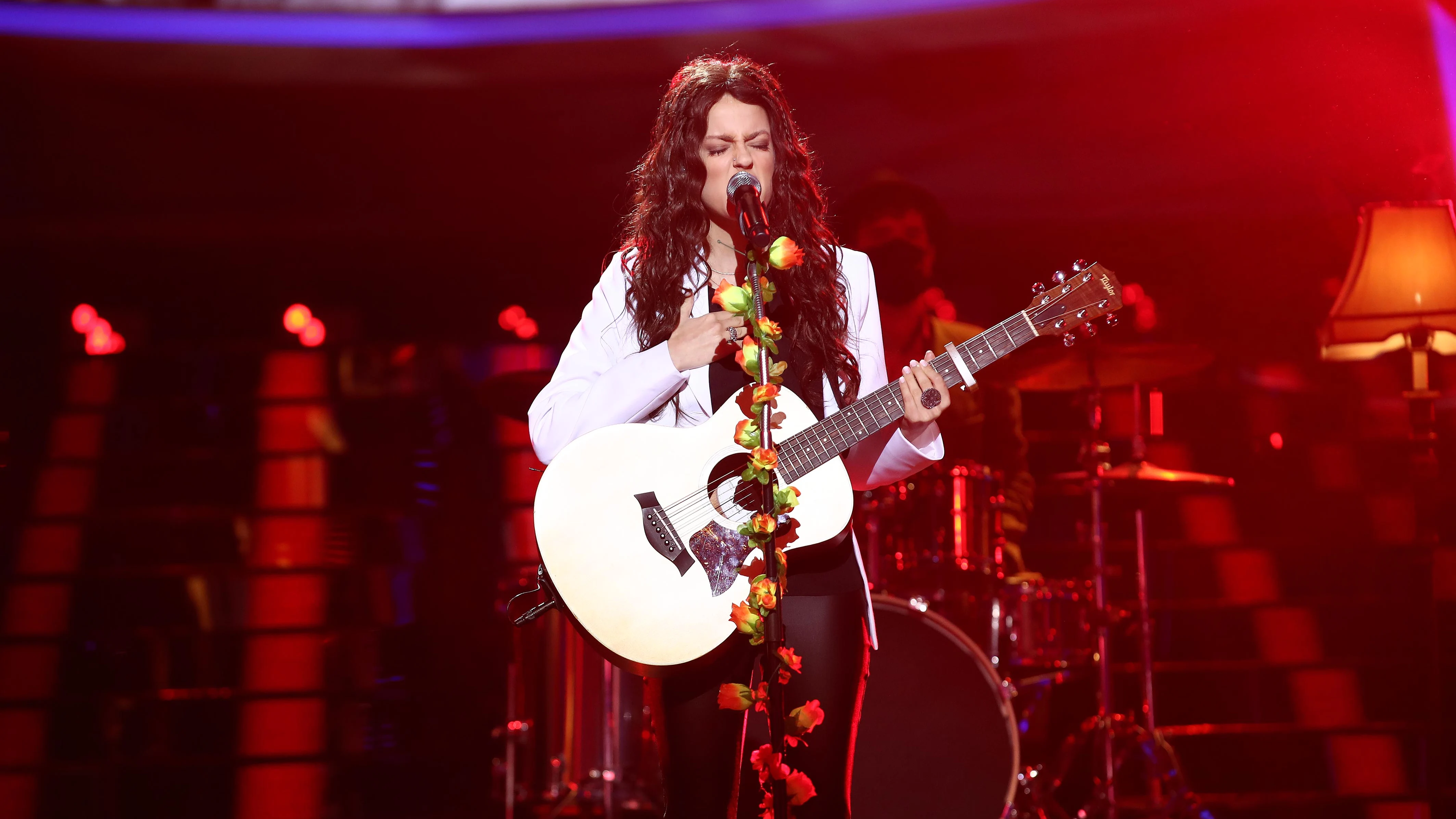 Nerea Rodríguez brilla como Joy, de Jesse y Joy, tocando la guitarra en directo en ‘Corre’ Nerea Rodríguez brilla como Joy, de Jesse y Joy, tocando la guitarra en directo en ‘Corre’