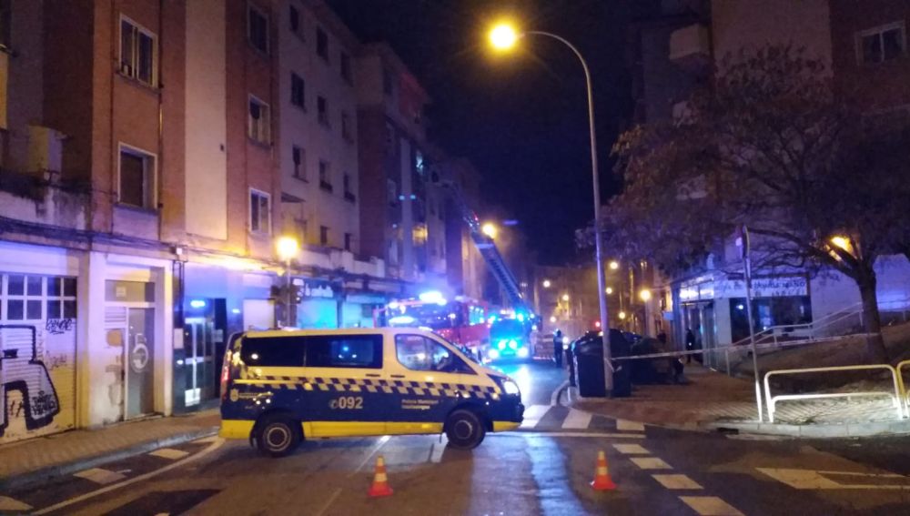 Seis heridos por un incendio provocado por un hombre atrincherado en una vivienda Pamplona