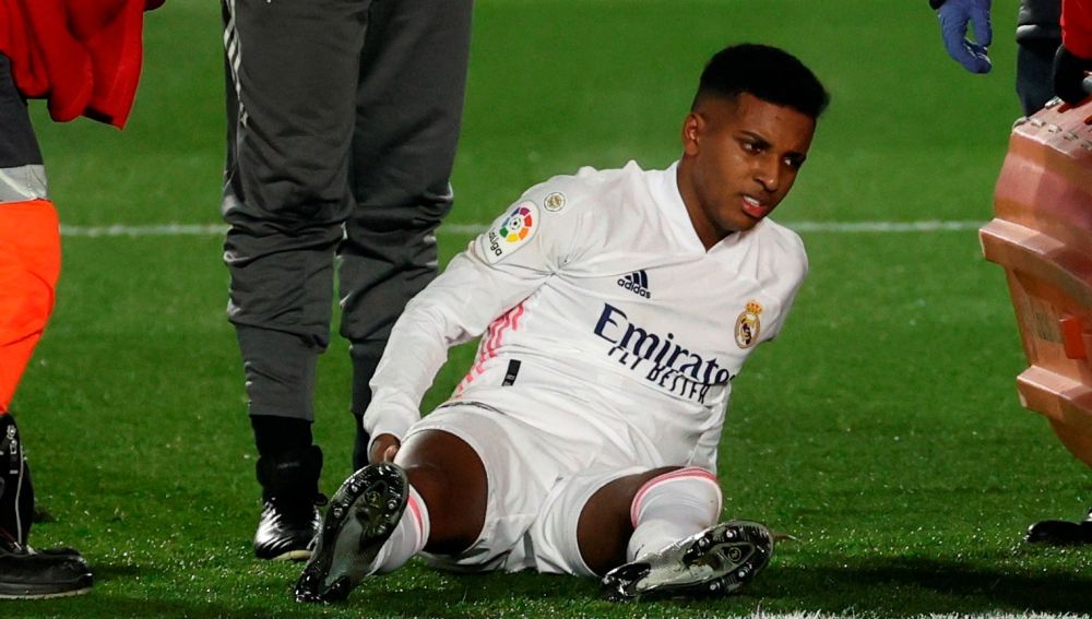 Rodrygo se duele tras caer lesionado