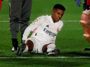 Rodrygo se duele tras caer lesionado