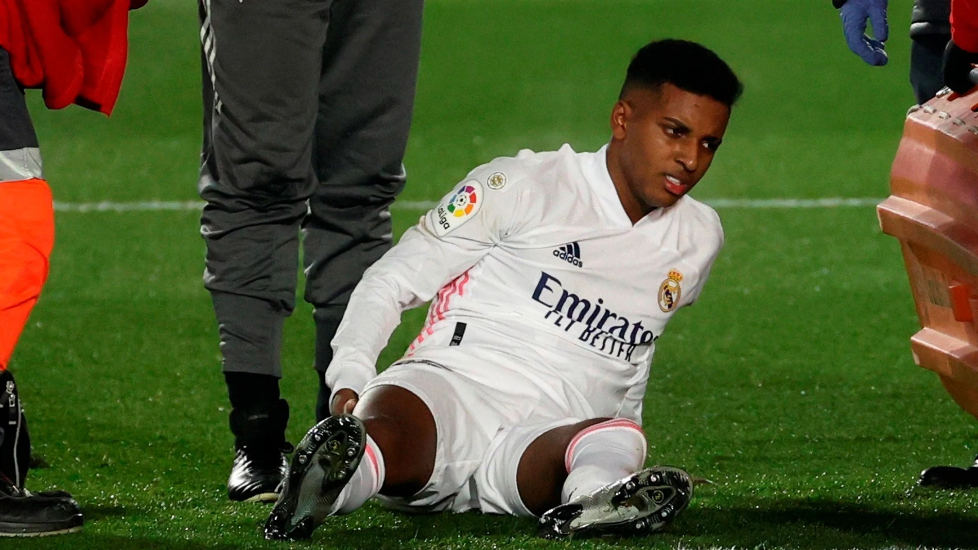 Rodrygo se duele tras caer lesionado Rodrygo se duele tras caer lesionado