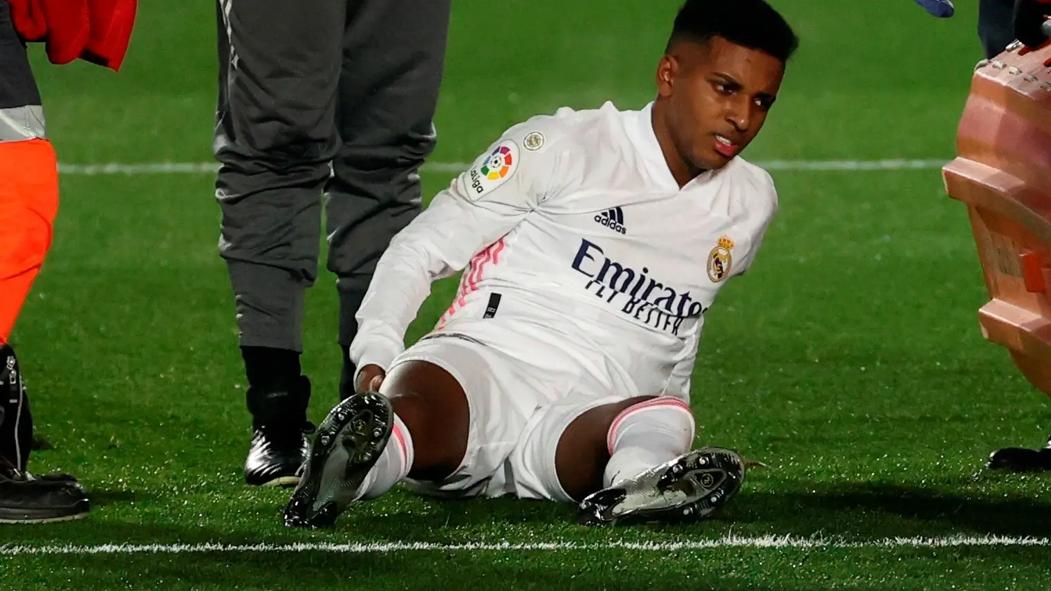 Rodrygo se duele tras caer lesionado Rodrygo se duele tras caer lesionado