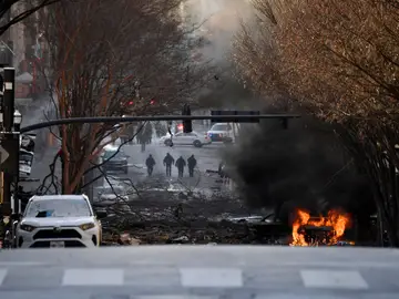 La imagen que deja la explosión de un coche bomba en Nashville La imagen que deja la explosión de un coche bomba en Nashville