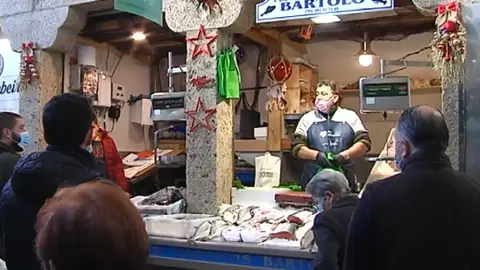 Los vendedores del mercado de Abastos de Santiago cumplen sus expectativas en las ventas de la primera parte de la Navidad 2020 Los vendedores del mercado de Abastos de Santiago cumplen sus expectativas en las ventas de la primera parte de la Navidad 2020