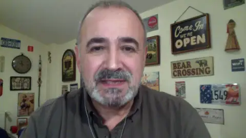 Ignacio López Goñi, microbiólogo: “El 2021 será el año de la vacunación, va a ser el comienzo del fin" Ignacio López Goñi, microbiólogo: “El 2021 será el año de la vacunación, va a ser el comienzo del fin"