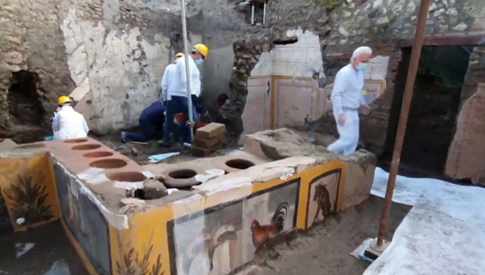 Descubren en Pompeya un termopolio, un restaurante de comida rápida aún con restos de alimentos