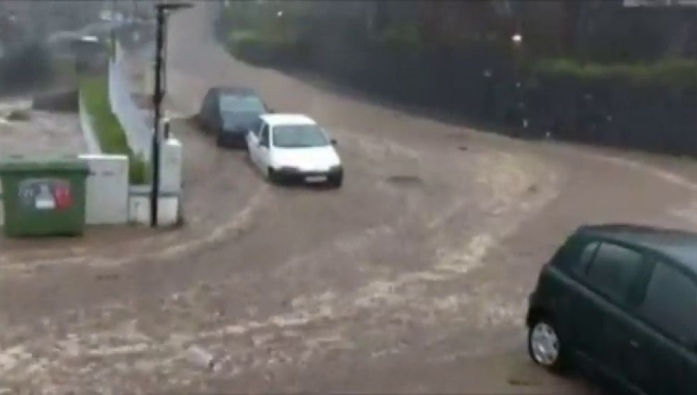 Evacuadas 27 personas por las fuertes inundaciones que azotan a la isla portuguesa de Madeira