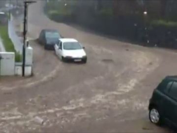 Evacuadas 27 personas por las fuertes inundaciones que azotan a la isla portuguesa de Madeira