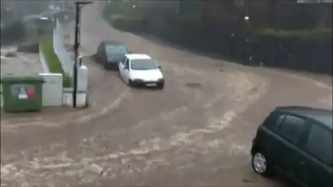 Evacuadas 27 personas por las fuertes inundaciones que azotan a la isla portuguesa de Madeira Evacuadas 27 personas por las fuertes inundaciones que azotan a la isla portuguesa de Madeira