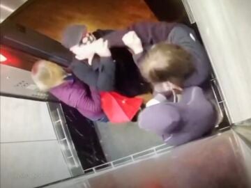 La actuación viral de un anciano después de que un joven le tosiera en la cara en un ascensor