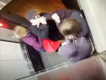 La actuación viral de un anciano después de que un joven le tosiera en la cara en un ascensor La actuación viral de un anciano después de que un joven le tosiera en la cara en un ascensor