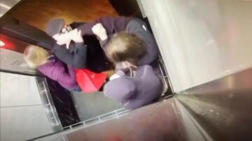 La actuación viral de un anciano después de que un joven le tosiera en la cara en un ascensor