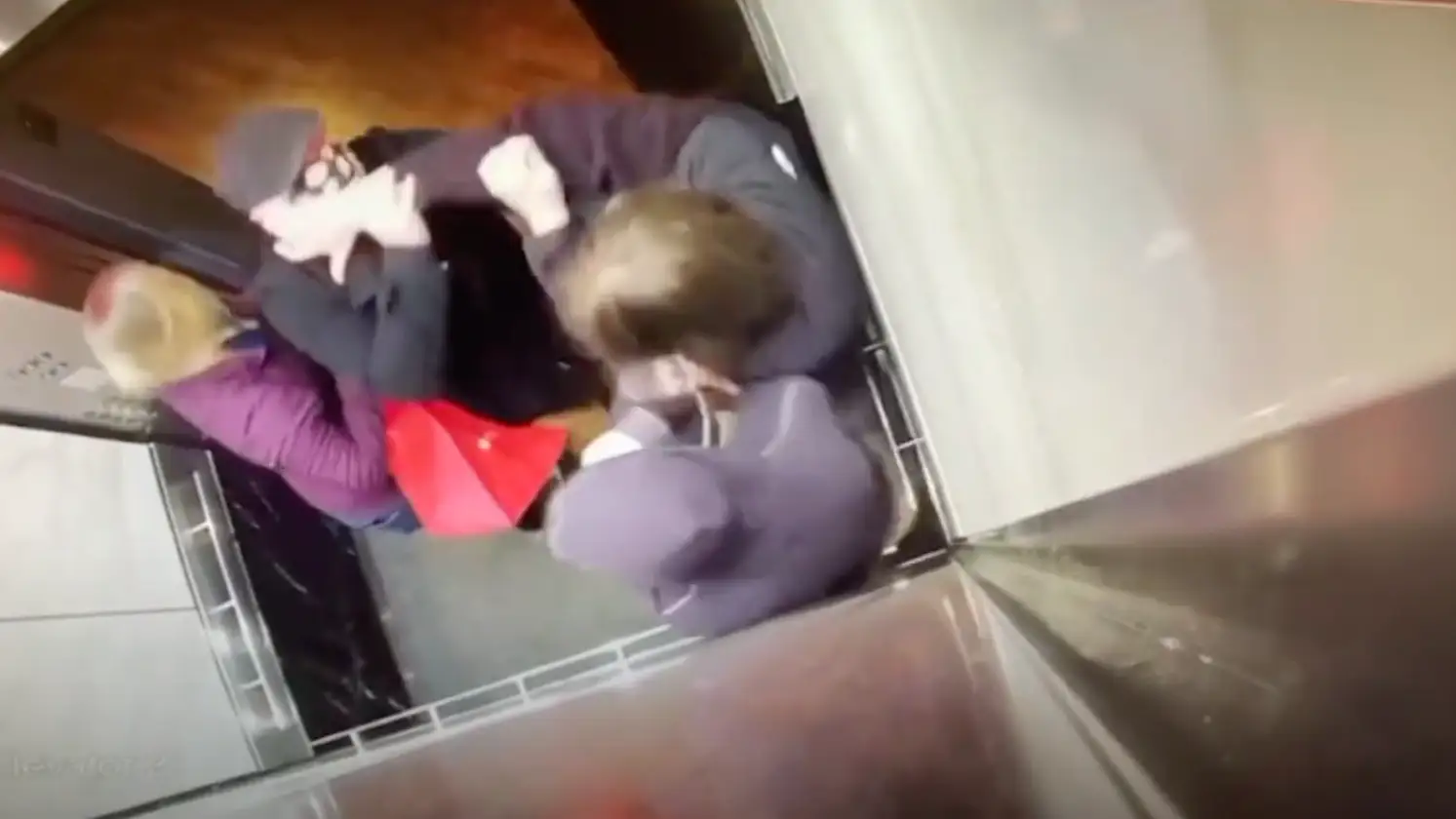 La actuación viral de un anciano después de que un joven le tosiera en la cara en un ascensor La actuación viral de un anciano después de que un joven le tosiera en la cara en un ascensor