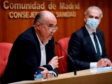 El viceconsejero de Salud Pública y Plan Covid-19, Antonio Zapatero, y el consejero de Sanidad de la Comunidad de Madrid, Enrique Ruiz Escudero