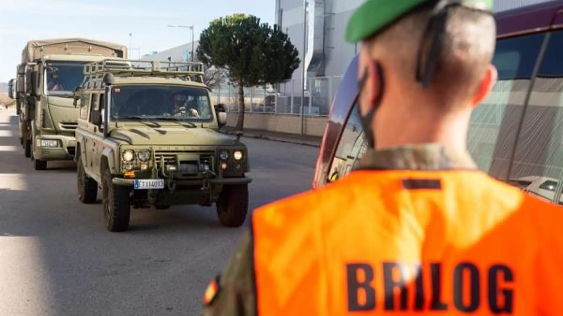 Vehículos militares en el centro logístico de Pfizer en Guadalajara Vehículos militares en el centro logístico de Pfizer en Guadalajara