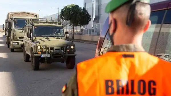 Vehículos militares en el centro logístico de Pfizer en Guadalajara Vehículos militares en el centro logístico de Pfizer en Guadalajara