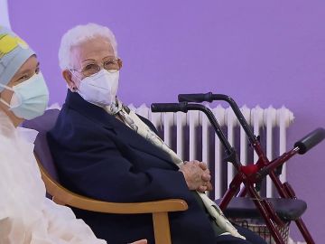 Araceli y Mónica, las primeras vacunadas contra el coronavirus en España