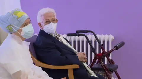 Araceli y Mónica, las primeras vacunadas contra el coronavirus en España Araceli y Mónica, las primeras vacunadas contra el coronavirus en España