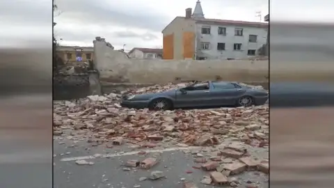 El fuerte viento por la llegada de la borrasca 'Bella' derrumba un antiguo cine en Avilés, Asturias El fuerte viento por la llegada de la borrasca 'Bella' derrumba un antiguo cine en Avilés, Asturias