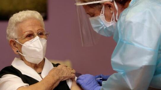 Araceli, la primera mujer en vacunarse contra el coronavirus en Espa&ntilde;a