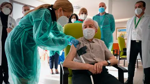Antonio, 87 años, de la Residencia Fray Leopoldo de Granada, ha sido vacunado contra la covid este domingo en Andalucía, después de que la comunidad haya recibido las primeras 1.840 dosis. Antonio, 87 años, de la Residencia Fray Leopoldo de Granada, ha sido vacunado contra la covid este domingo en Andalucía, después de que la comunidad haya recibido las primeras 1.840 dosis.