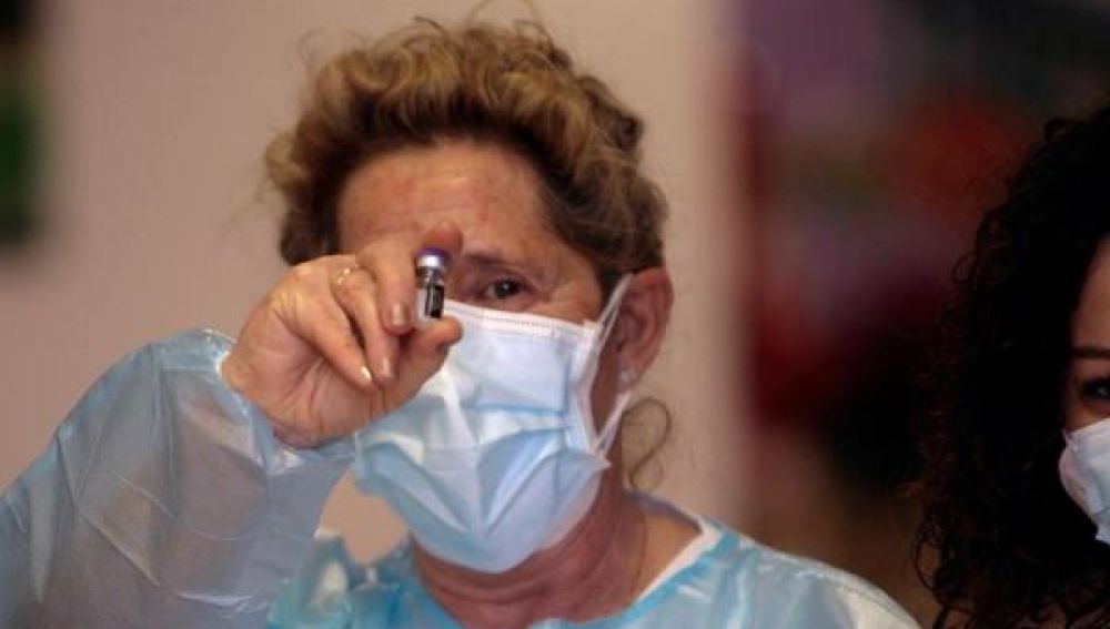 La enfermera muestra la primera dosis de la vacuna contra el coronavirus puesta en España