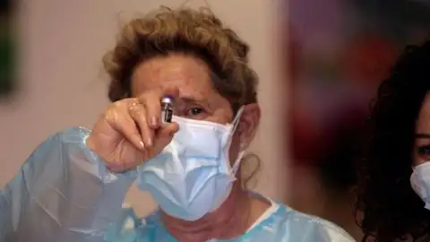 La enfermera muestra la primera dosis de la vacuna contra el coronavirus puesta en España La enfermera muestra la primera dosis de la vacuna contra el coronavirus puesta en España